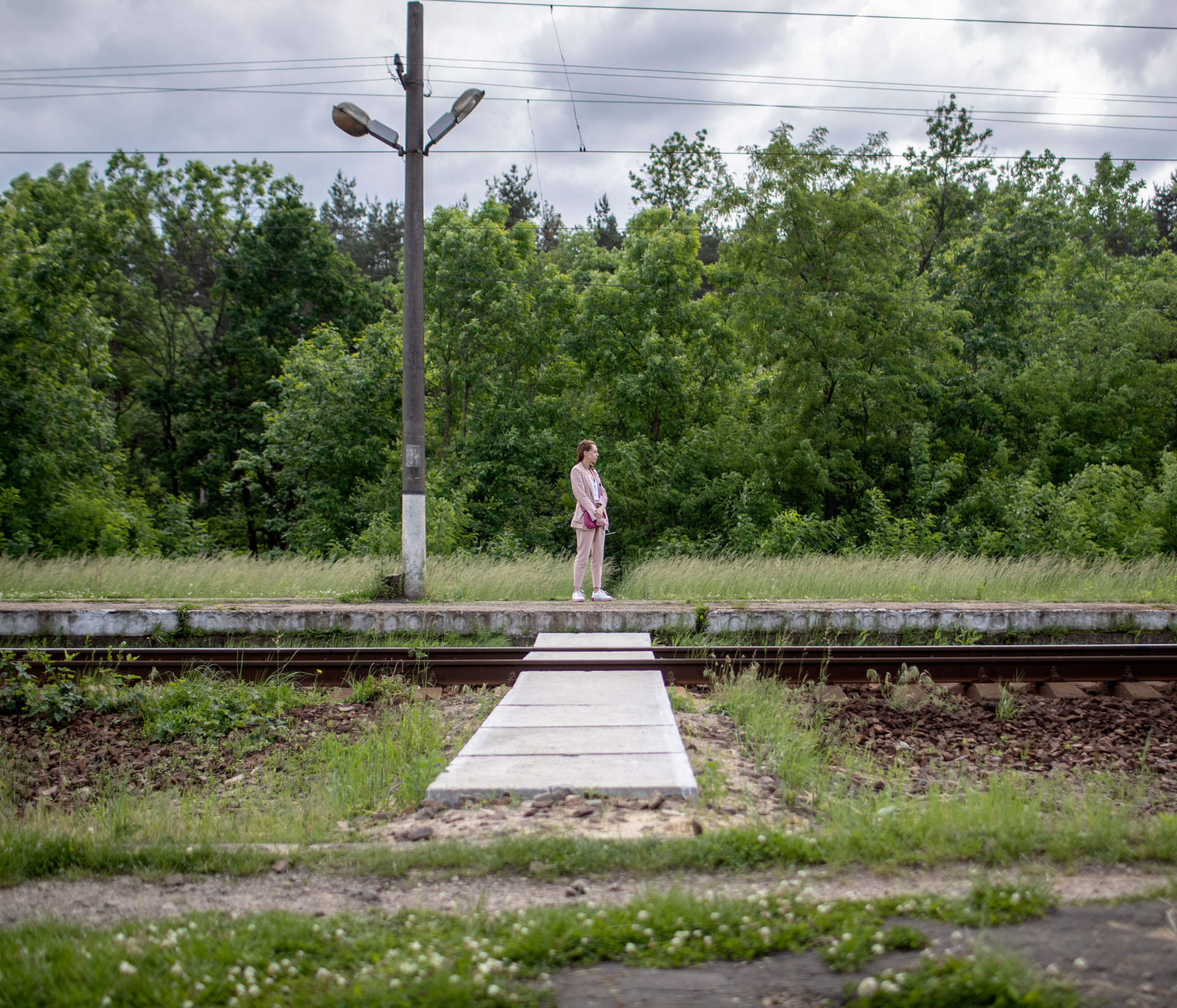 Helena Trus vid tågperrongen i Khrosnytsya, Ukraina.
Foto: Magnus Wennman